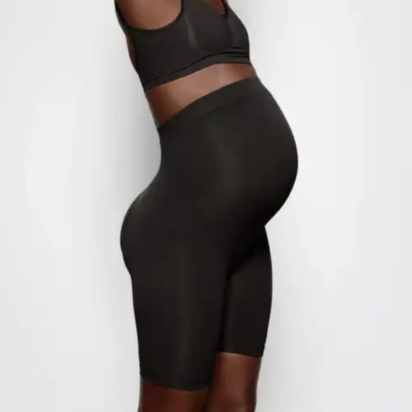 SKIMS | Maternity Sculpting Shorts Mid Thigh - Picture 2 of 5